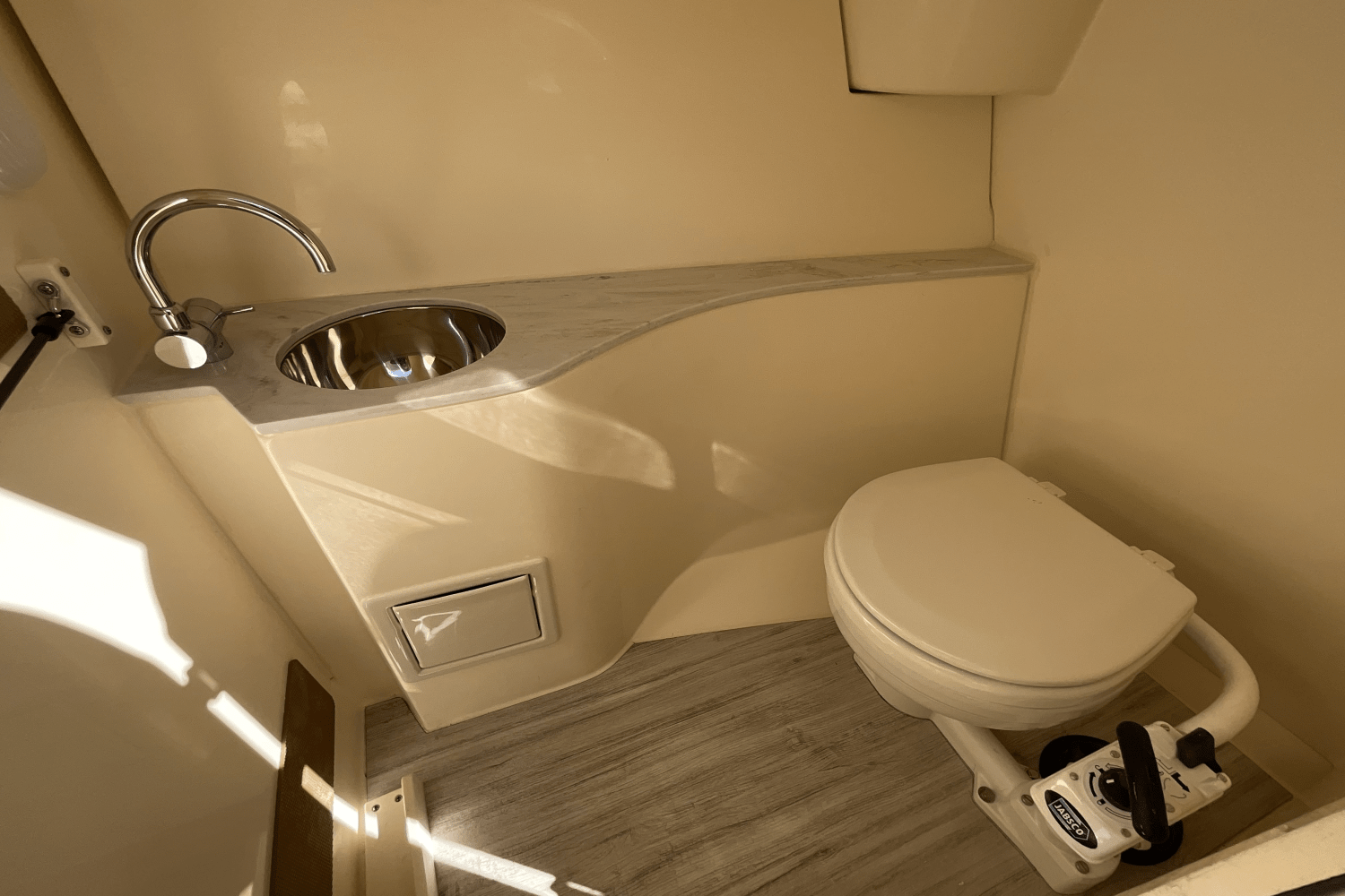 Slide: The Image of Scout 240 Dorado 2024 - 18