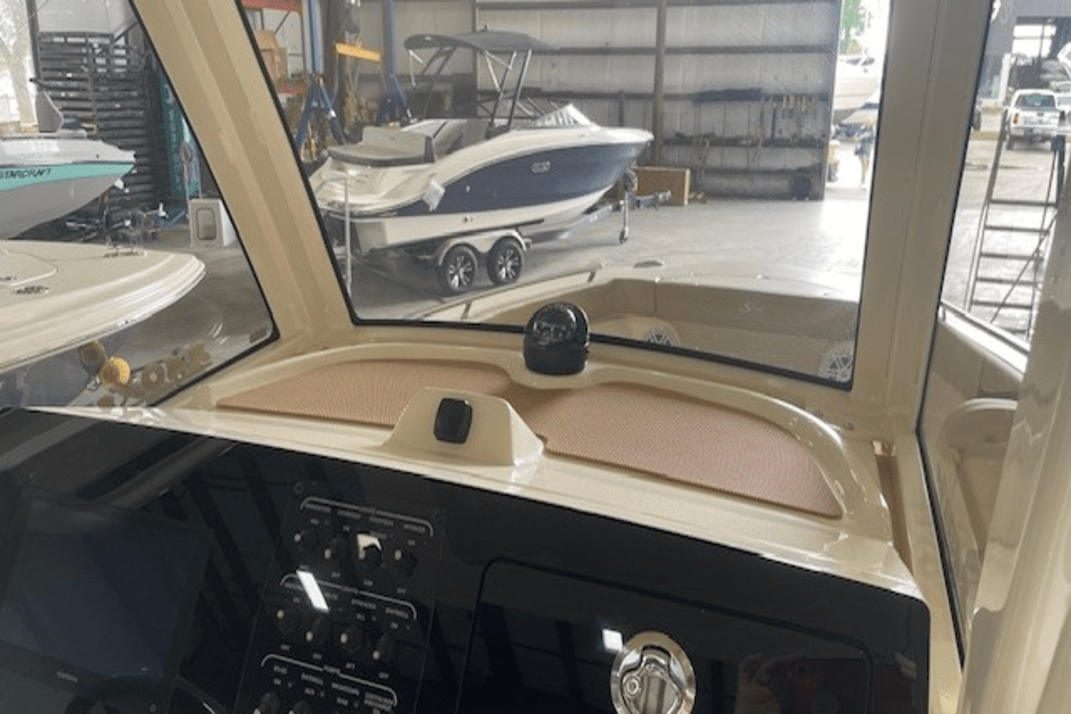 Slide: The Image of Scout 240 XSF 2025 - 14