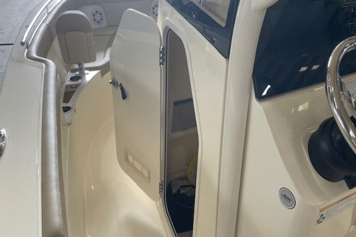 Slide: The Image of Scout 240 XSF 2025 - 28