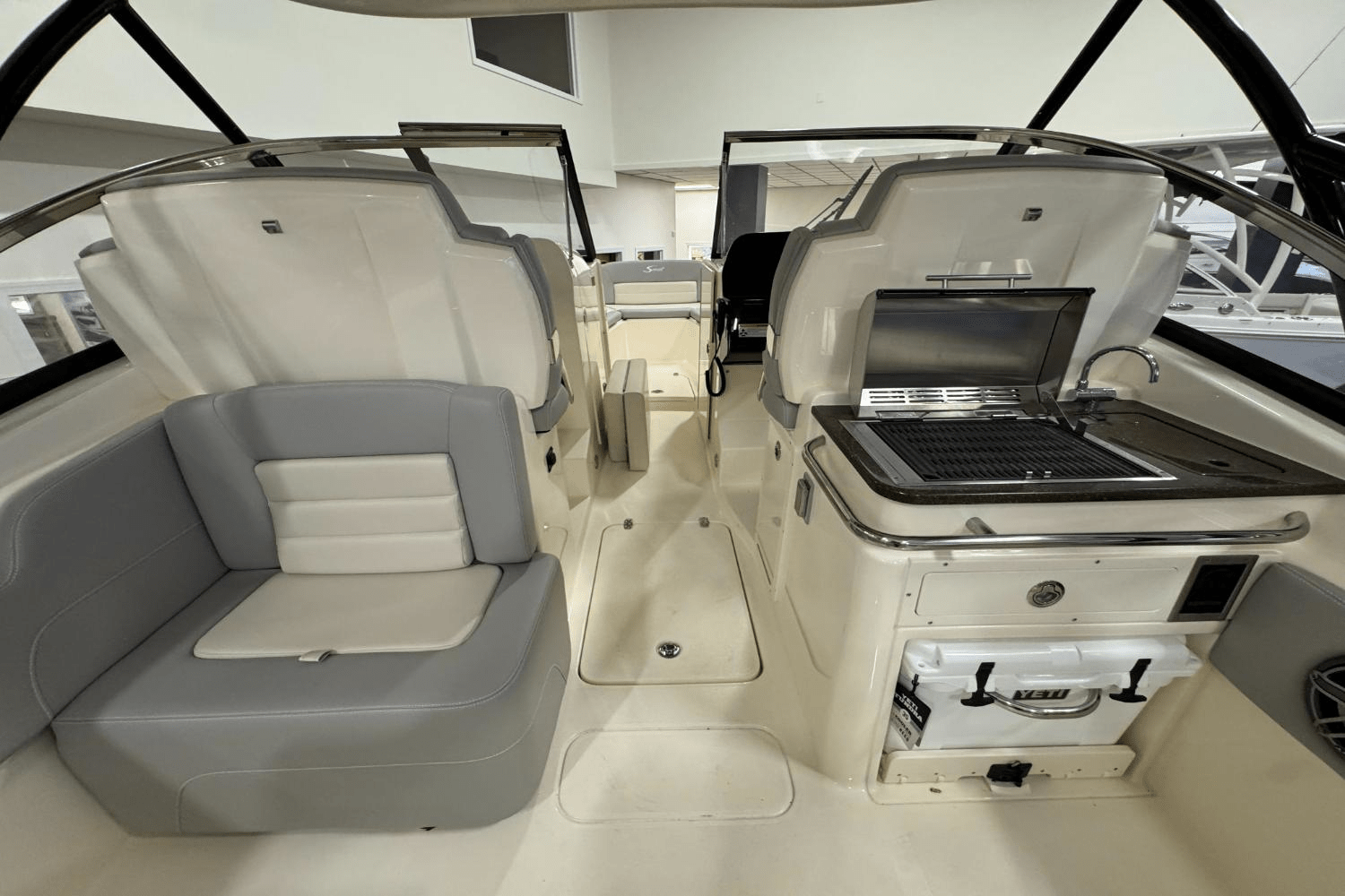 Slide: The Image of Scout 255 Dorado 2025 - 18