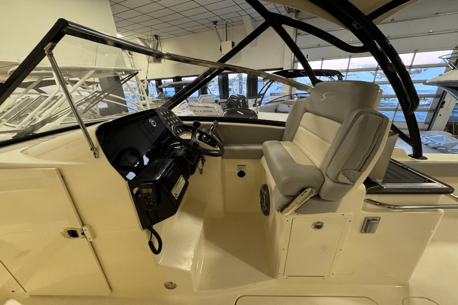 Slide: The Image of Scout 255 Dorado 2025 - 30