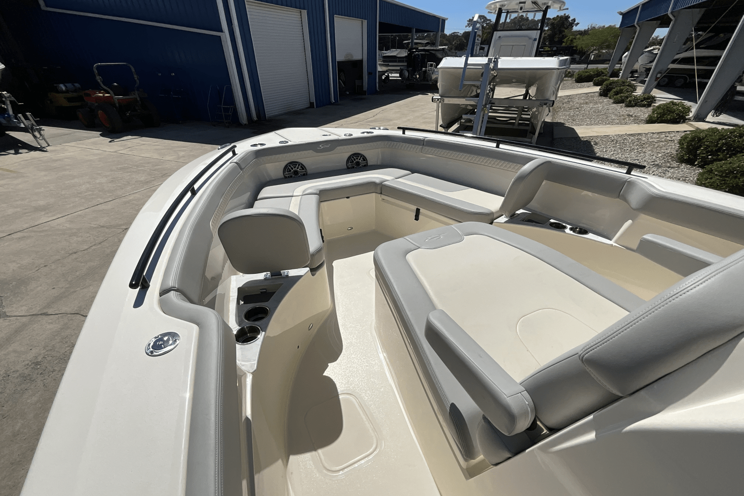 Slide: The Image of Scout 260 LXF 2025 - 11