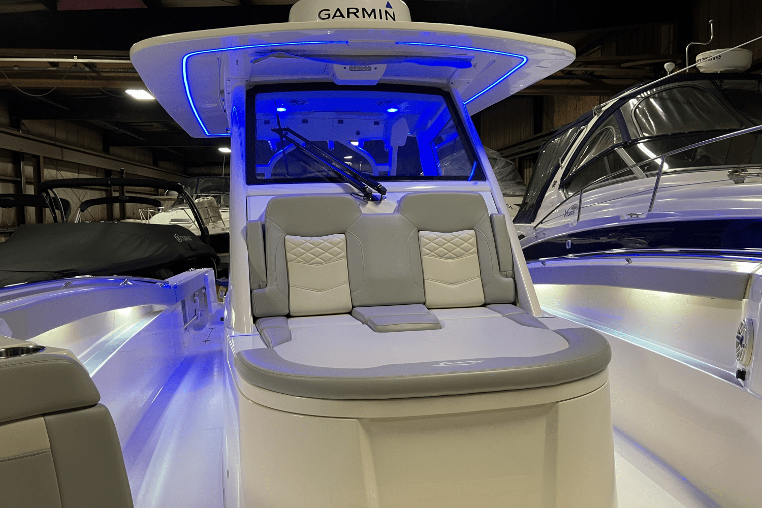 Slide: The Image of Scout 330 LXF 2023 - 14