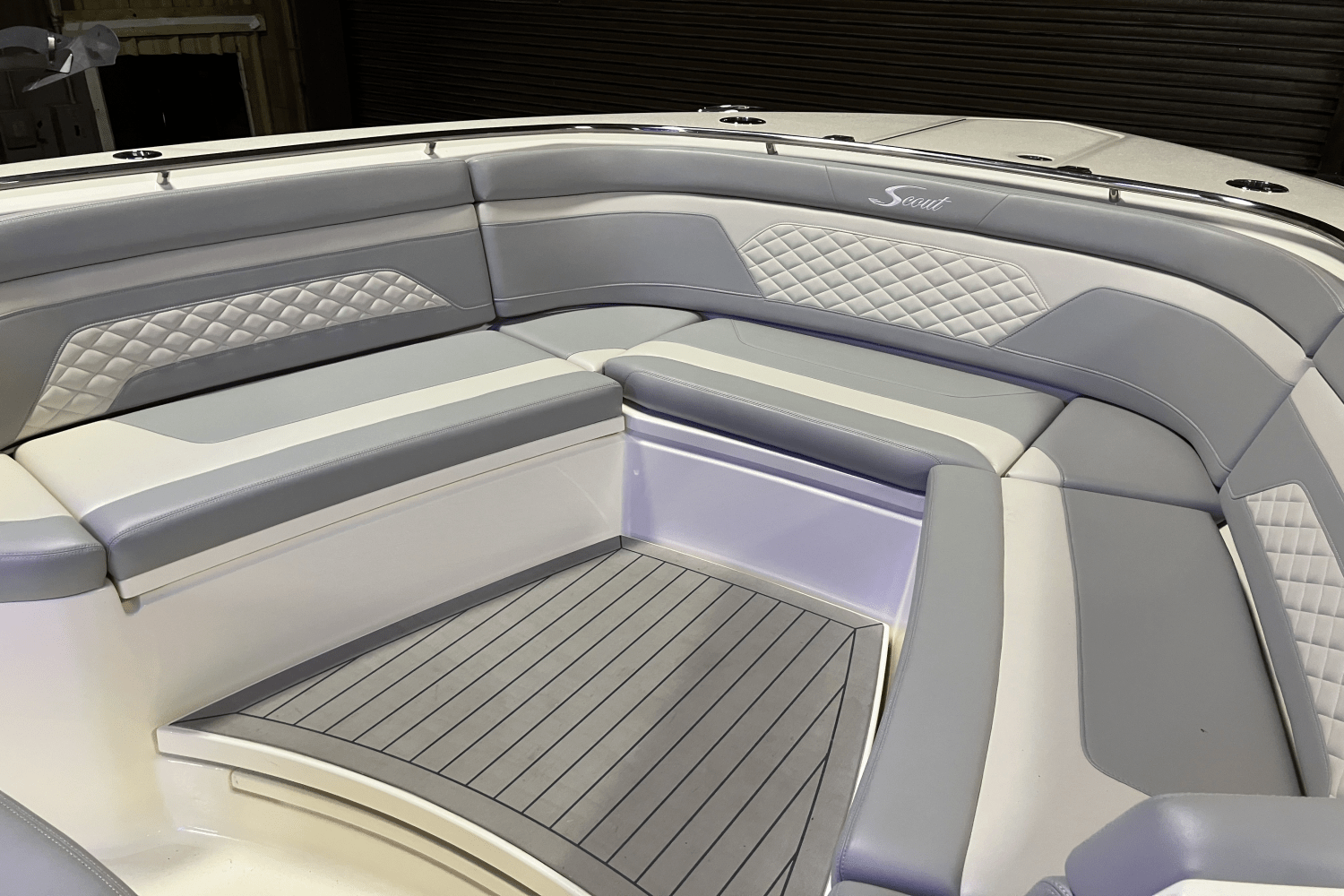 Slide: The Image of Scout 330 LXF 2023 - 18