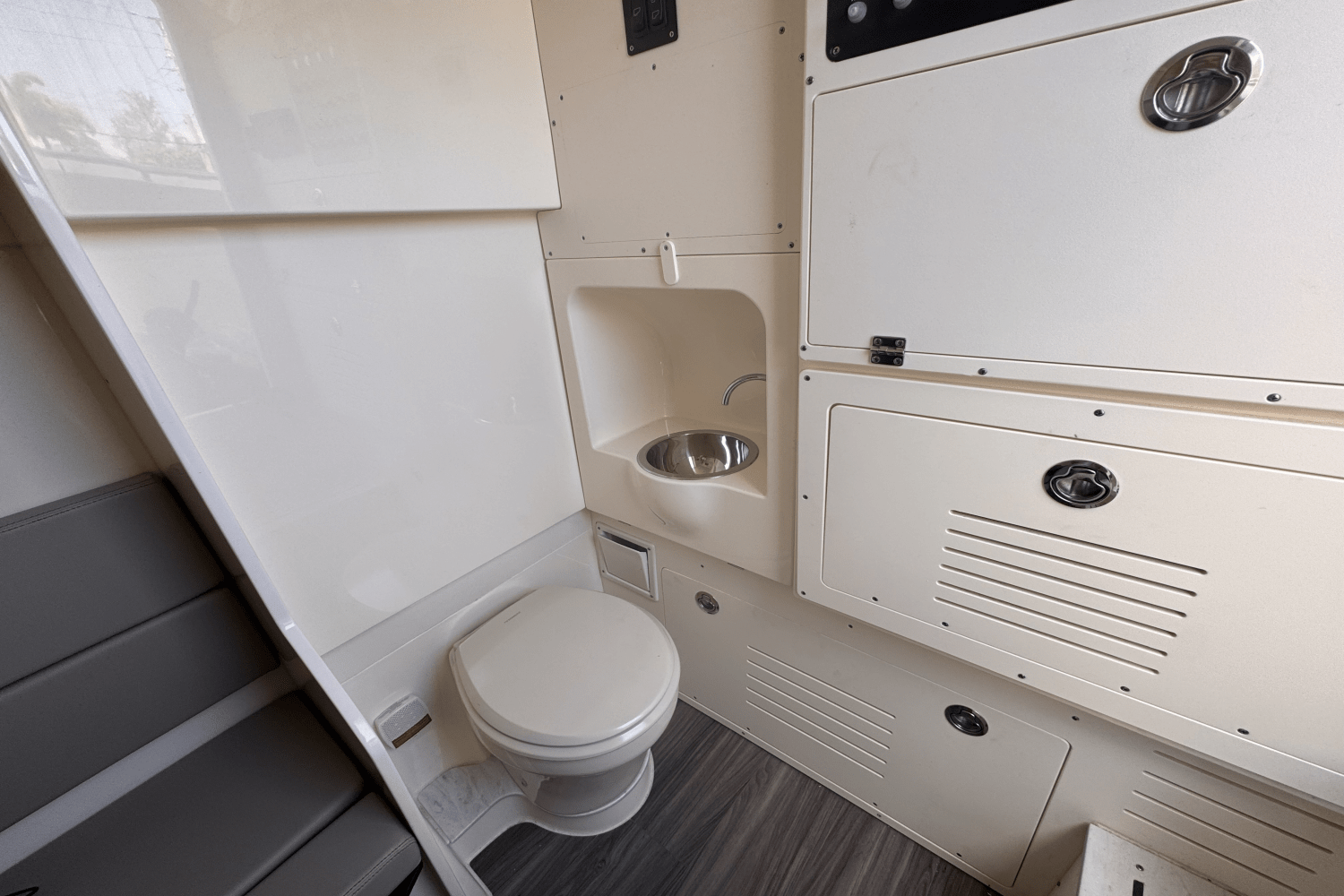 Slide: The Image of Scout 330 LXF 2024 - 20