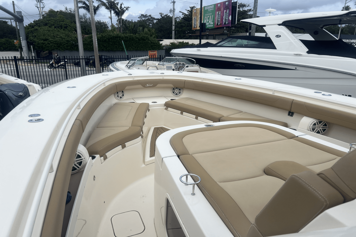 Slide: The Image of Scout 355 LXF 2018 - 8