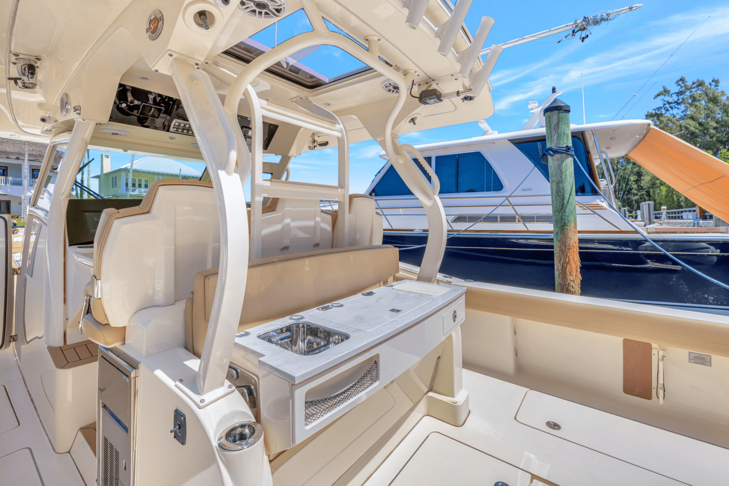 Slide: The Image of Scout 380 LXF 2020 - 16