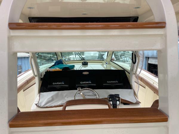 Slide: The Image of 2020 Scout 420 LXF boat interior with Garmin navigation system. - 4