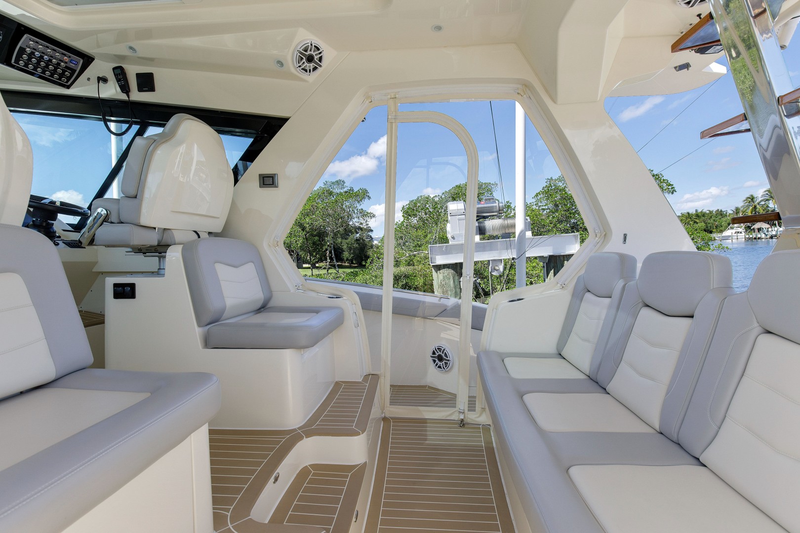 Slide: The Image of Scout 530 LFX 2020 - 13