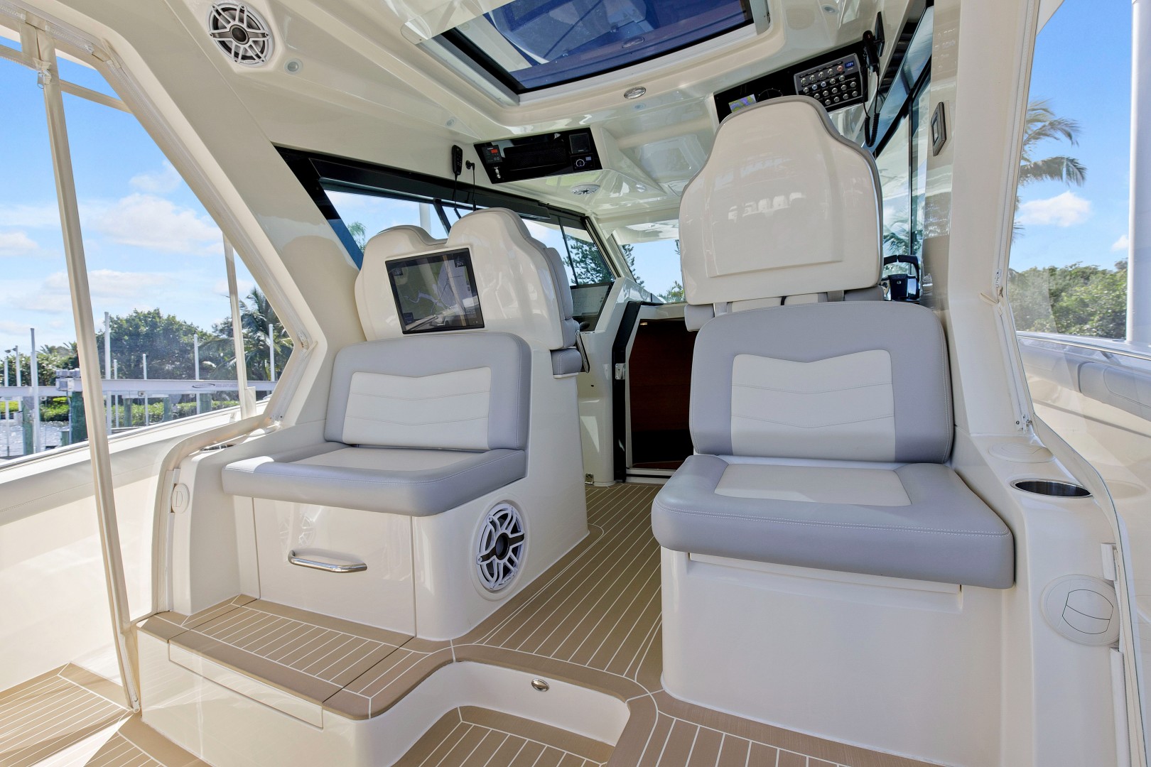 Slide: The Image of Scout 530 LFX 2020 - 16