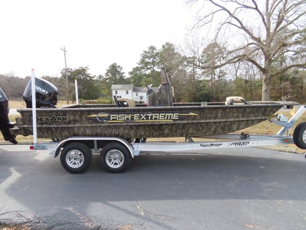 Slide: The Image of 2025 SeaArk 2072 FXT Fish Extreme boat on trailer in driveway. - 21