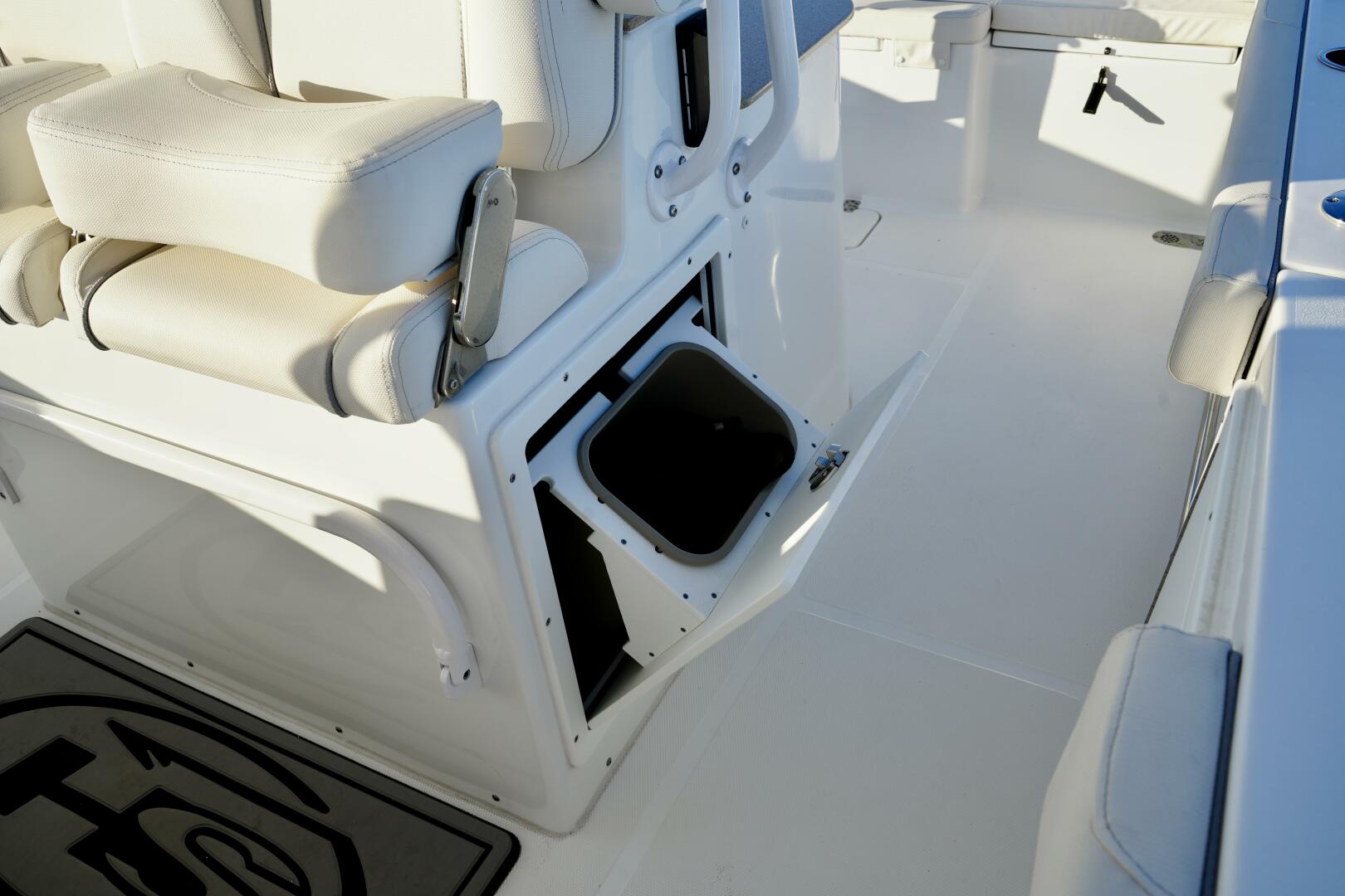 Slide: The Image of Deck Equipment 2024 Sea Hunt 30 305 Ultra Center Console - 5124798