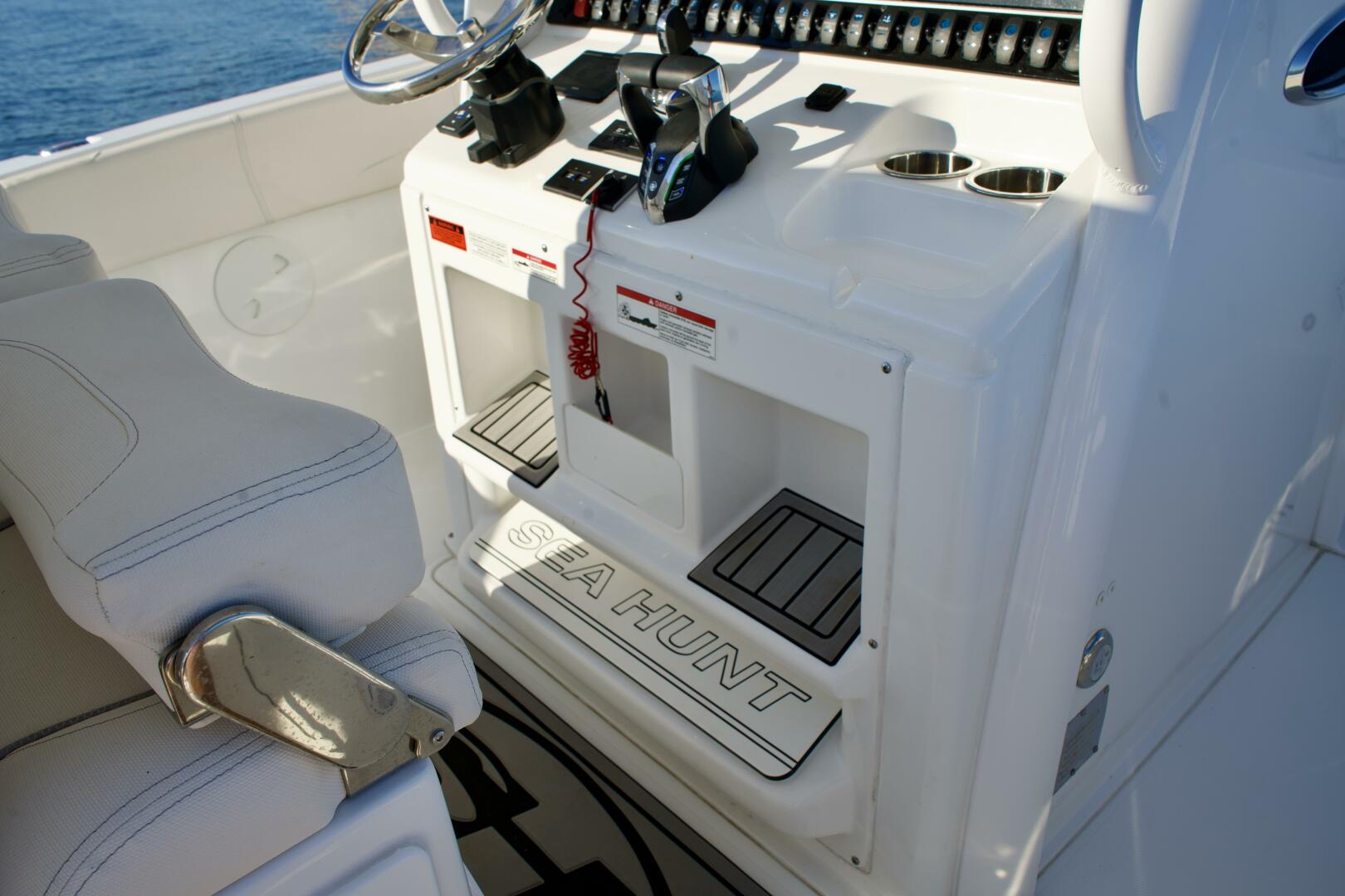 Slide: The Image of Helm 2024 Sea Hunt 30 305 Ultra Center Console - 5124802