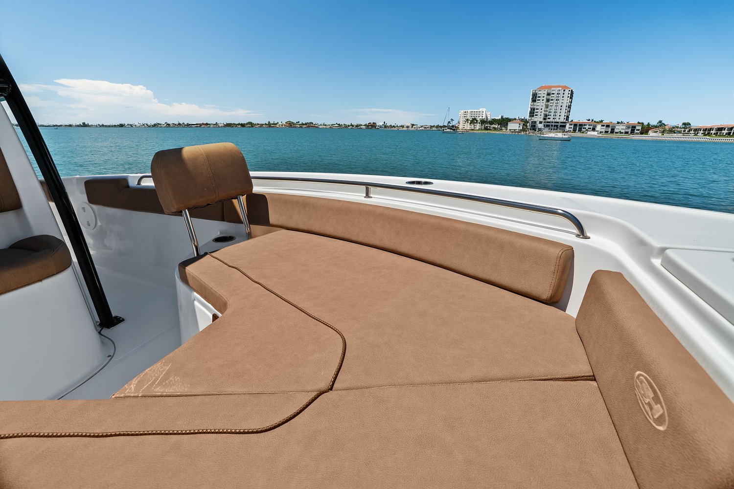Slide: The Image of Sea Hunt ULTRA 229 SE 2022 - 24