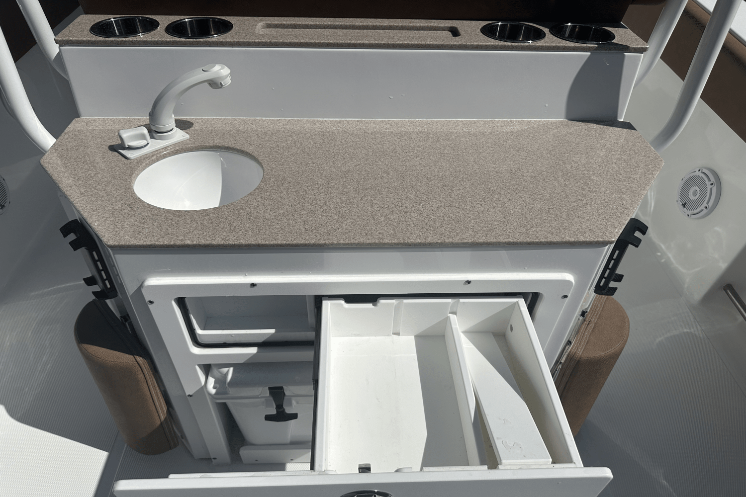 Slide: The Image of Sea Hunt ULTRA 265 SE 2022 - 21