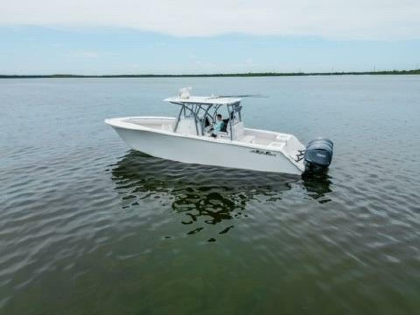 Slide: The Image of 2024 Sea Hunter 33 - Exterior profile on the water 2024 Sea Hunter 33 Tournament "TRIPLE C" - 5051058