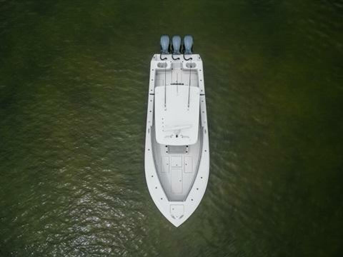 Slide: The Image of 2024 Sea Hunter 33 - Exterior profile on the water 2024 Sea Hunter 33 Tournament "TRIPLE C" - 5051068