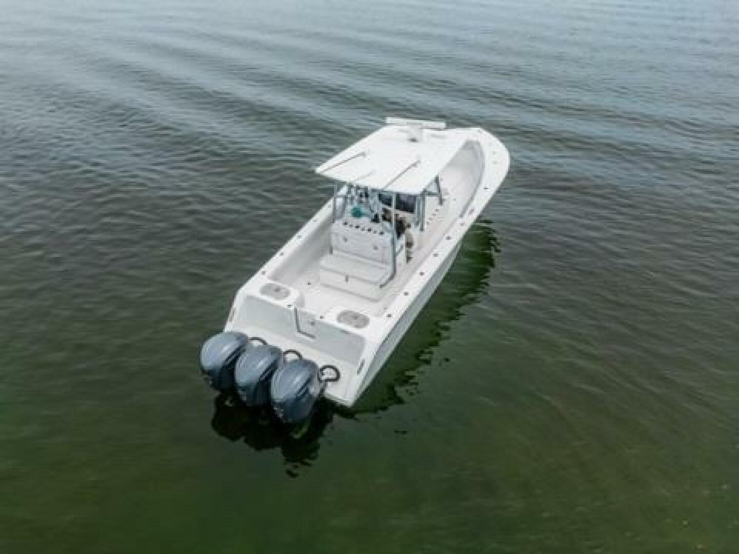 Slide: The Image of 2024 Sea Hunter 33 - Exterior profile on the water 2024 Sea Hunter 33 Tournament "TRIPLE C" - 5051069