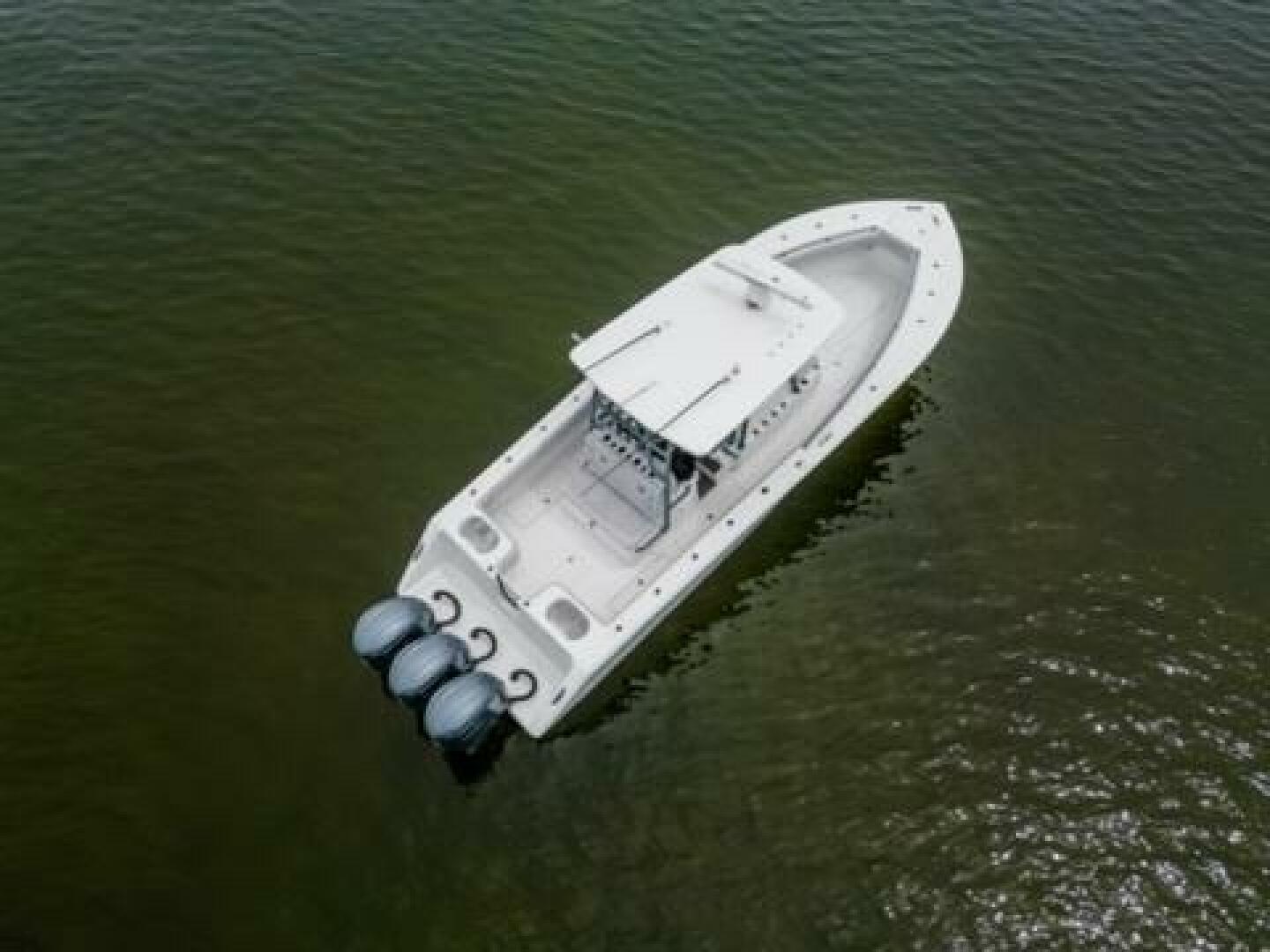 Slide: The Image of 2024 Sea Hunter 33 - Exterior profile on the water 2024 Sea Hunter 33 Tournament "TRIPLE C" - 5051070
