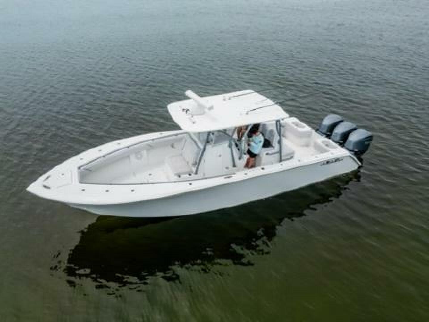 Slide: The Image of 2024 Sea Hunter 33 - Exterior profile on the water 2024 Sea Hunter 33 Tournament "TRIPLE C" - 5051071