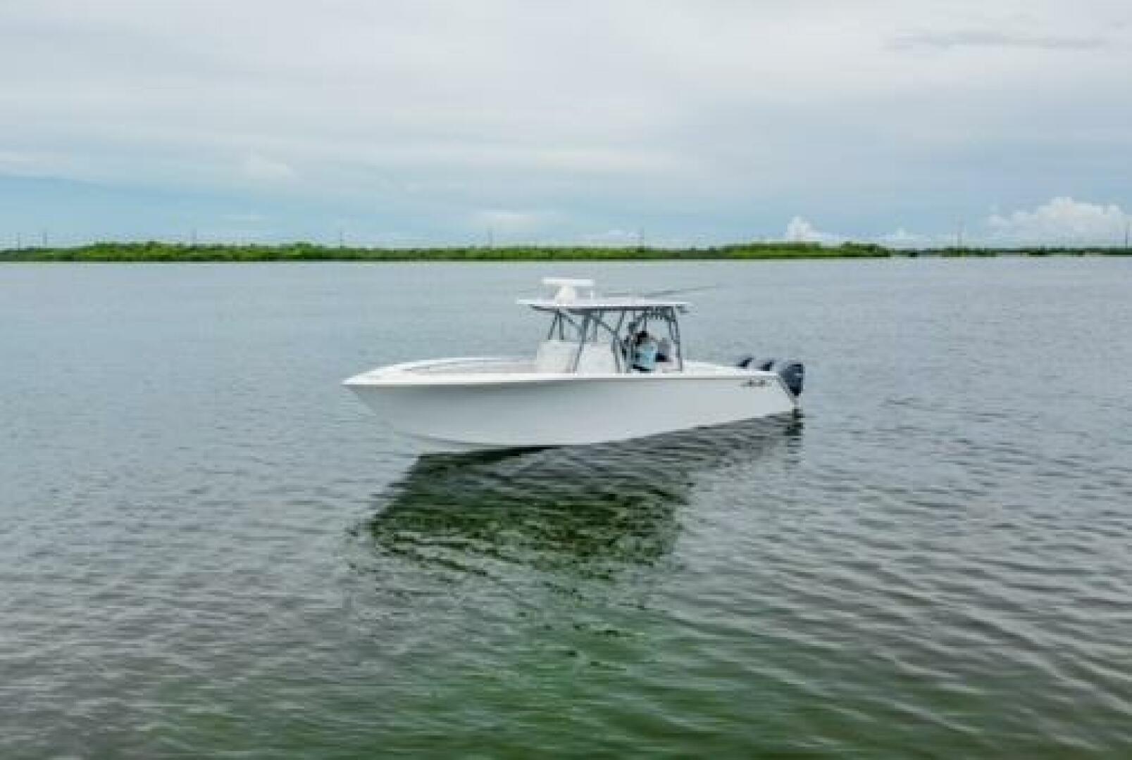 Slide: The Image of 2024 Sea Hunter 33 - Exterior profile on the water 2024 Sea Hunter 33 Tournament "TRIPLE C" - 5051072