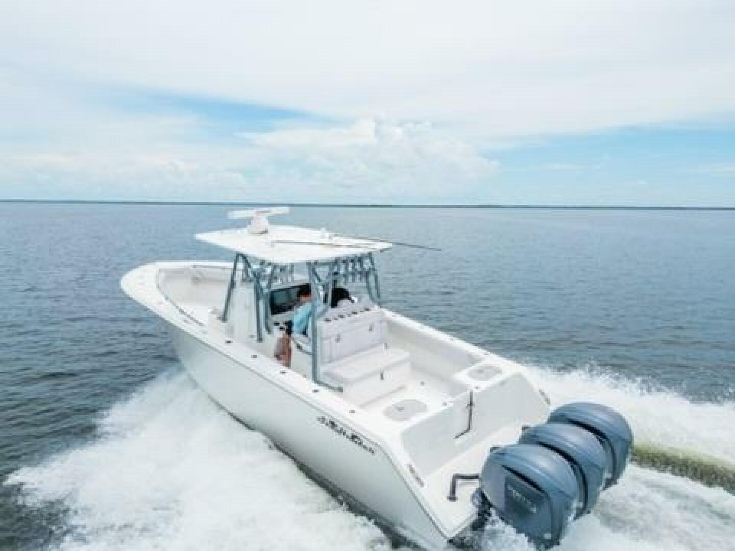 Slide: The Image of 2024 Sea Hunter 33 - Exterior profile on the water 2024 Sea Hunter 33 Tournament "TRIPLE C" - 5051073