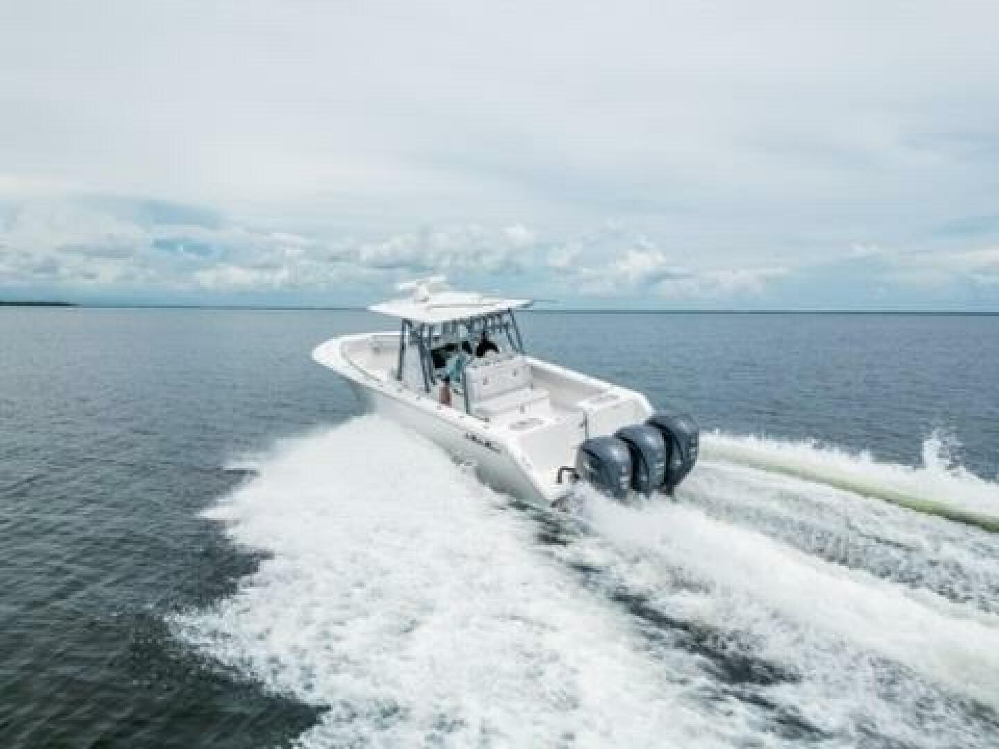 Slide: The Image of 2024 Sea Hunter 33 - Exterior profile on the water 2024 Sea Hunter 33 Tournament "TRIPLE C" - 5051074