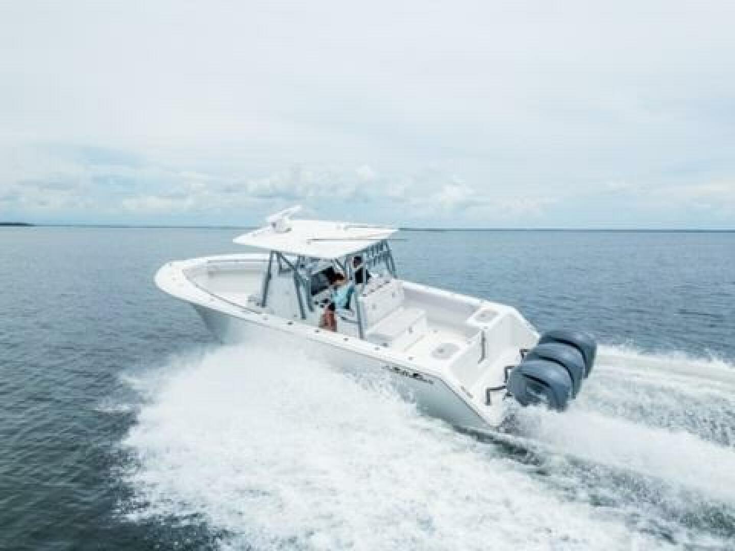 Slide: The Image of 2024 Sea Hunter 33 - Exterior profile on the water 2024 Sea Hunter 33 Tournament "TRIPLE C" - 5051075