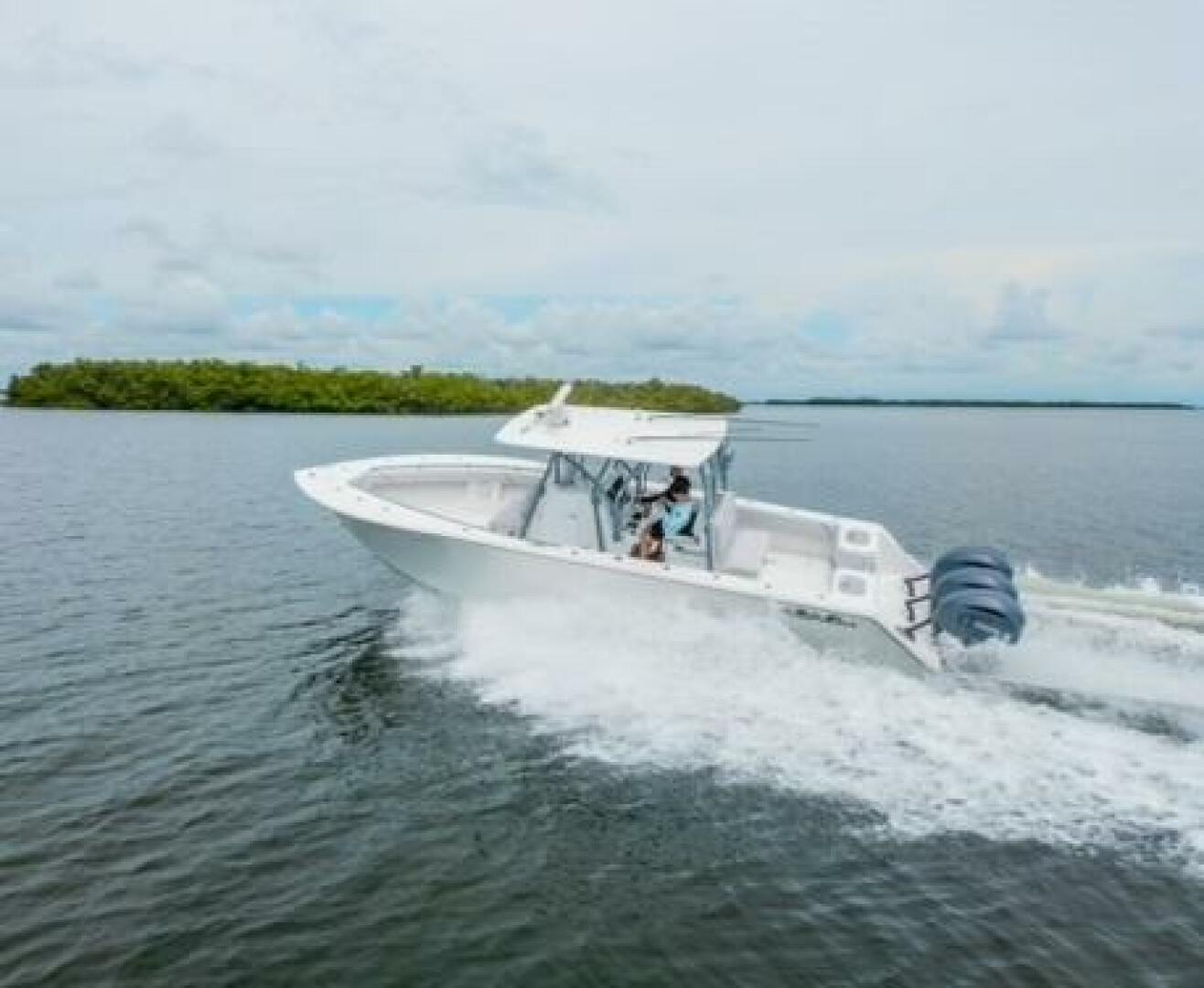 Slide: The Image of 2024 Sea Hunter 33 - Exterior profile on the water 2024 Sea Hunter 33 Tournament "TRIPLE C" - 5051076