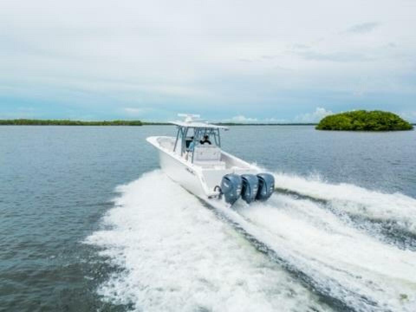 Slide: The Image of 2024 Sea Hunter 33 - Exterior profile on the water 2024 Sea Hunter 33 Tournament "TRIPLE C" - 5051077