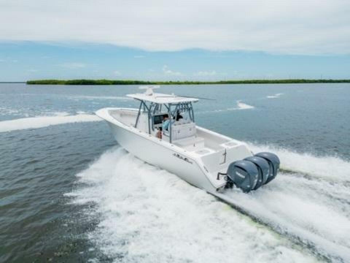 Slide: The Image of 2024 Sea Hunter 33 - Exterior profile on the water 2024 Sea Hunter 33 Tournament "TRIPLE C" - 5051078