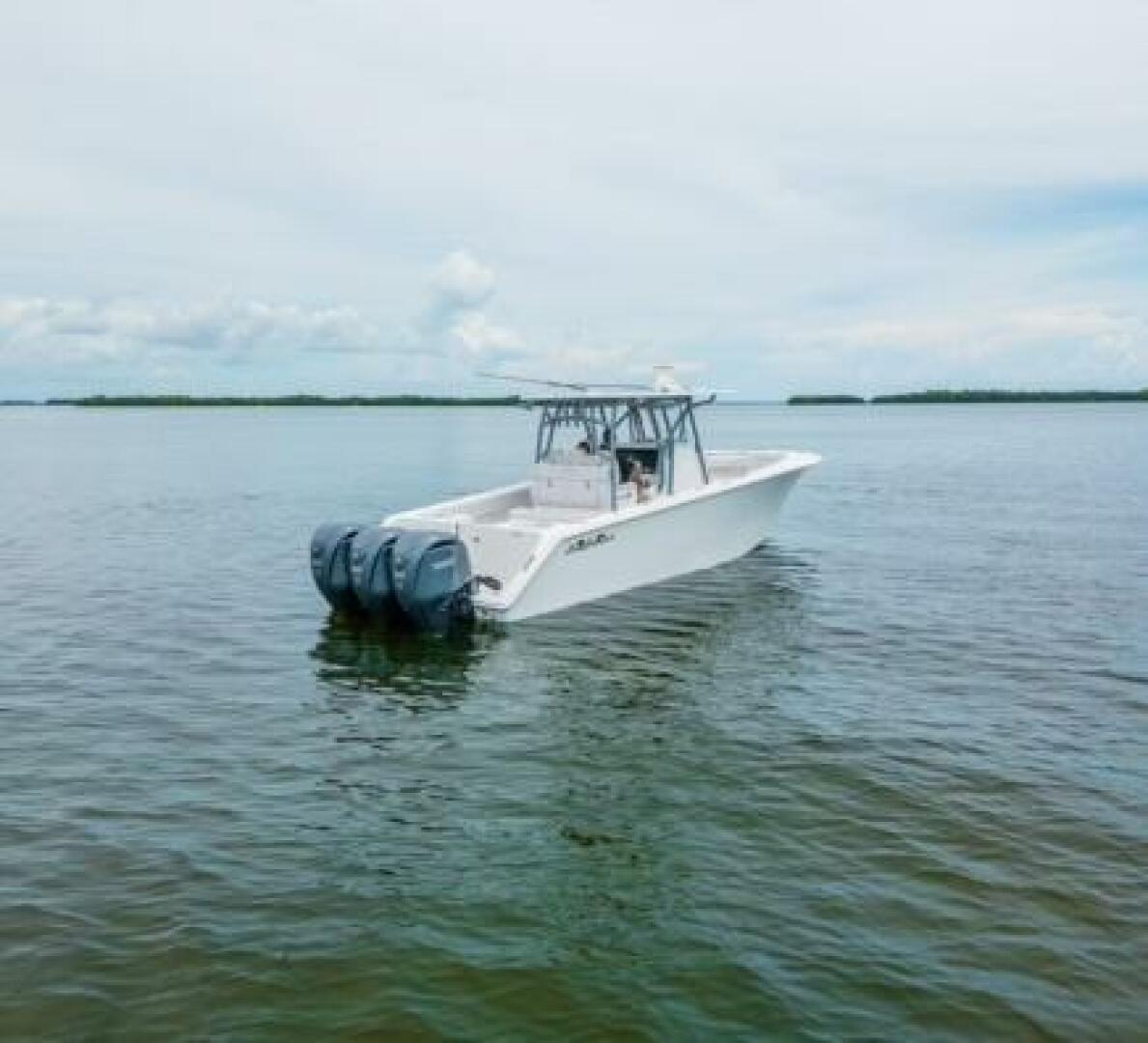 Slide: The Image of 2024 Sea Hunter 33 - Exterior profile on the water 2024 Sea Hunter 33 Tournament "TRIPLE C" - 5051079