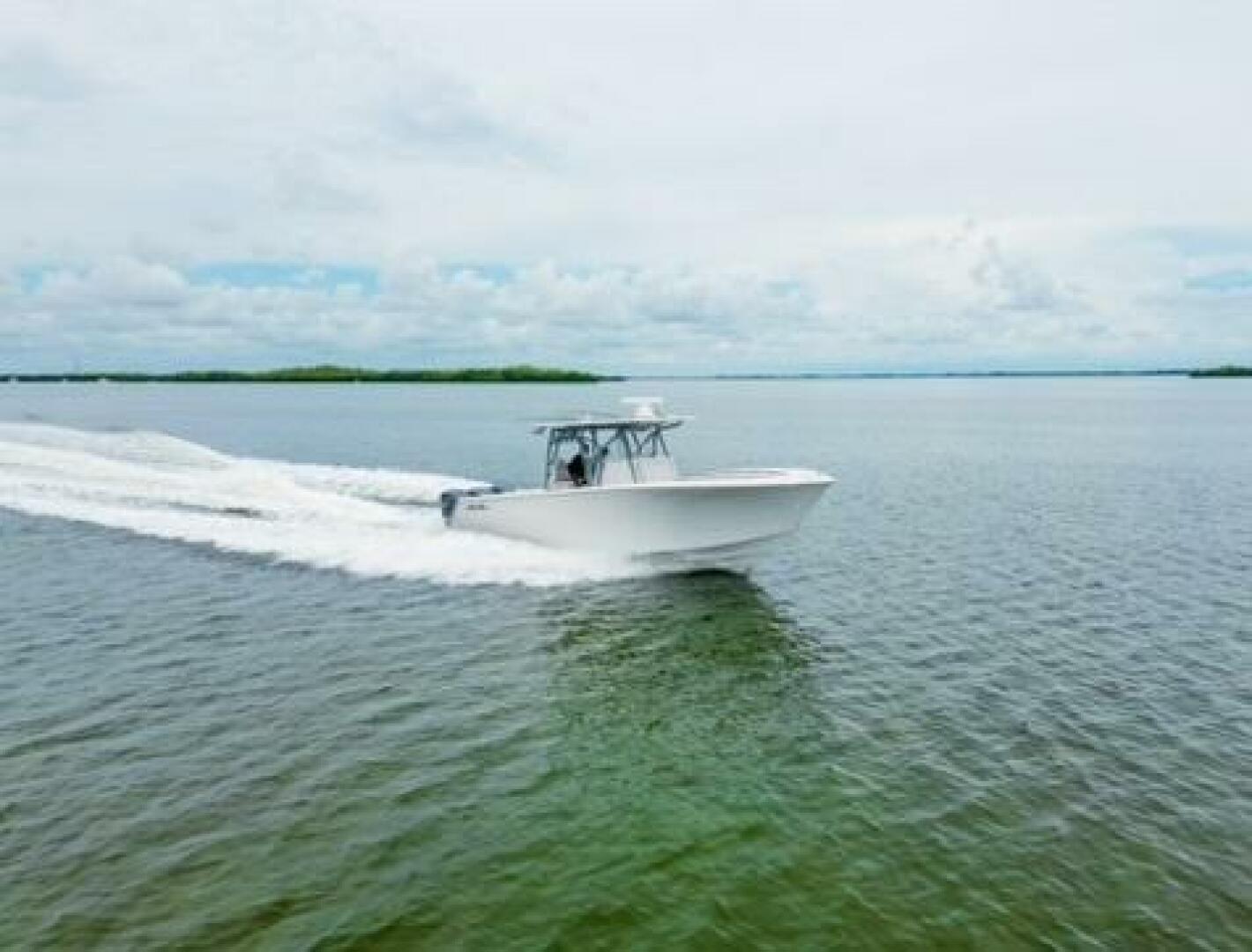 Slide: The Image of 2024 Sea Hunter 33 - Exterior profile on the water 2024 Sea Hunter 33 Tournament "TRIPLE C" - 5051080