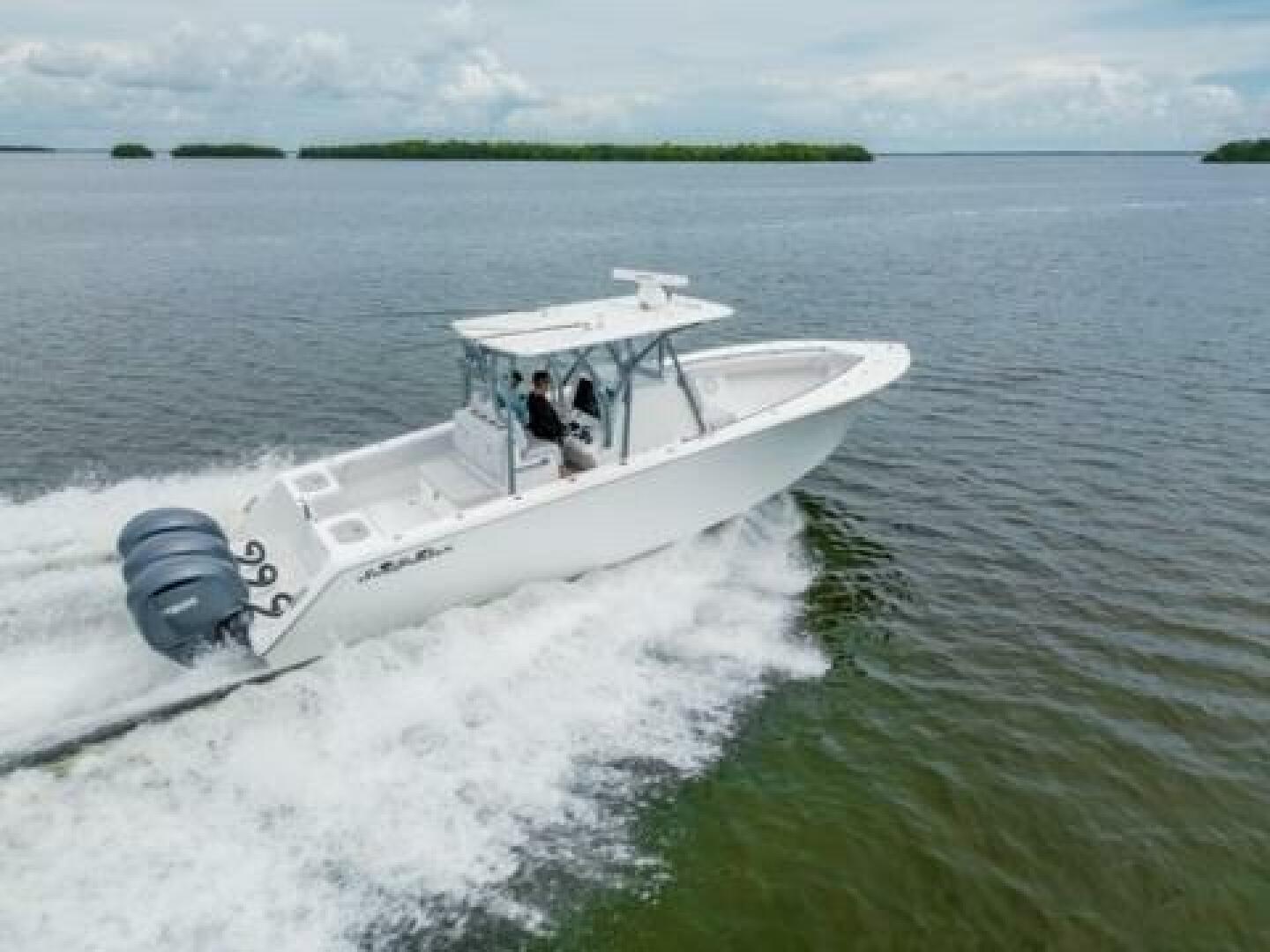 Slide: The Image of 2024 Sea Hunter 33 - Exterior profile on the water 2024 Sea Hunter 33 Tournament "TRIPLE C" - 5051082