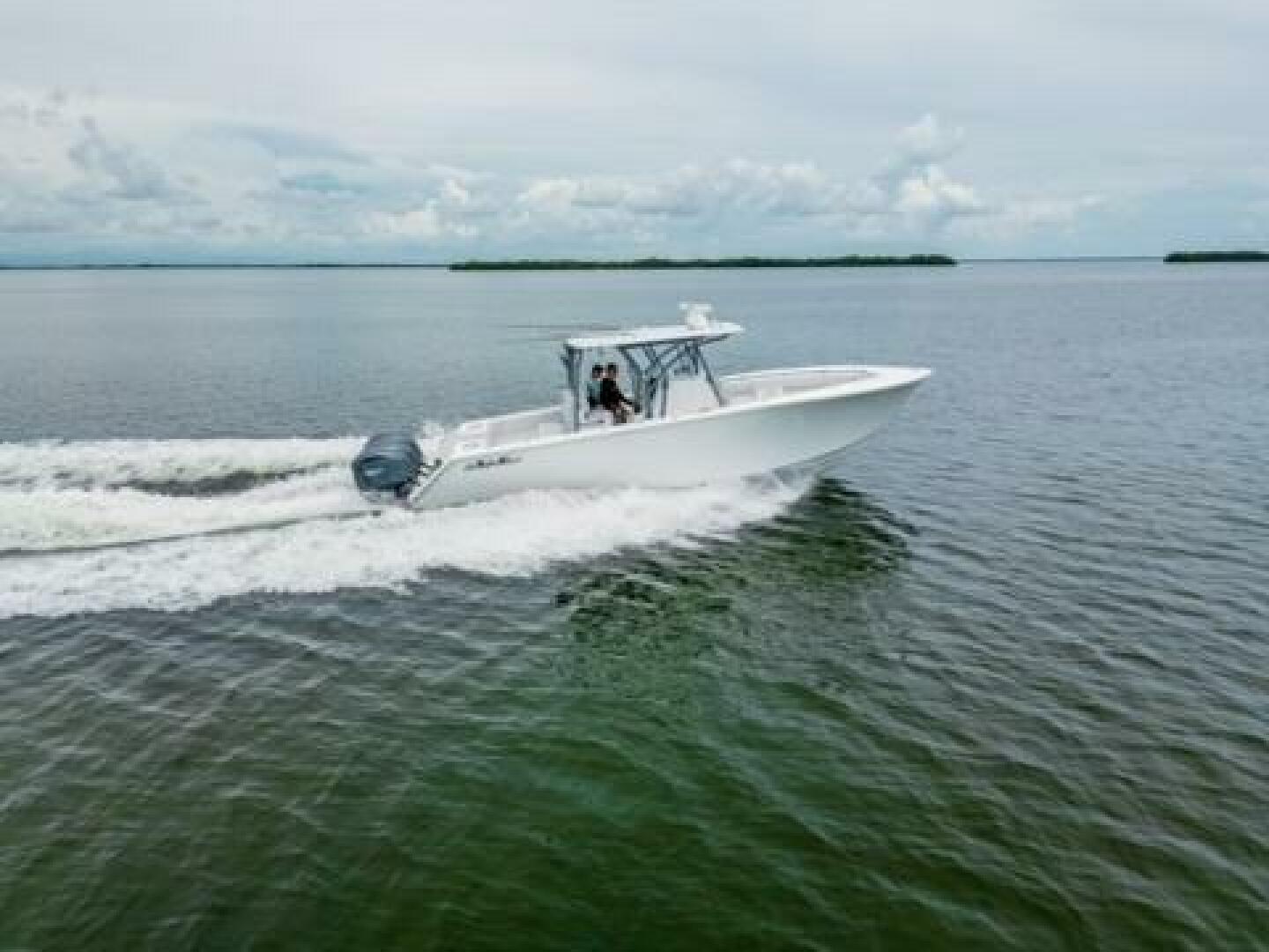 Slide: The Image of 2024 Sea Hunter 33 - Exterior profile on the water 2024 Sea Hunter 33 Tournament "TRIPLE C" - 5051083