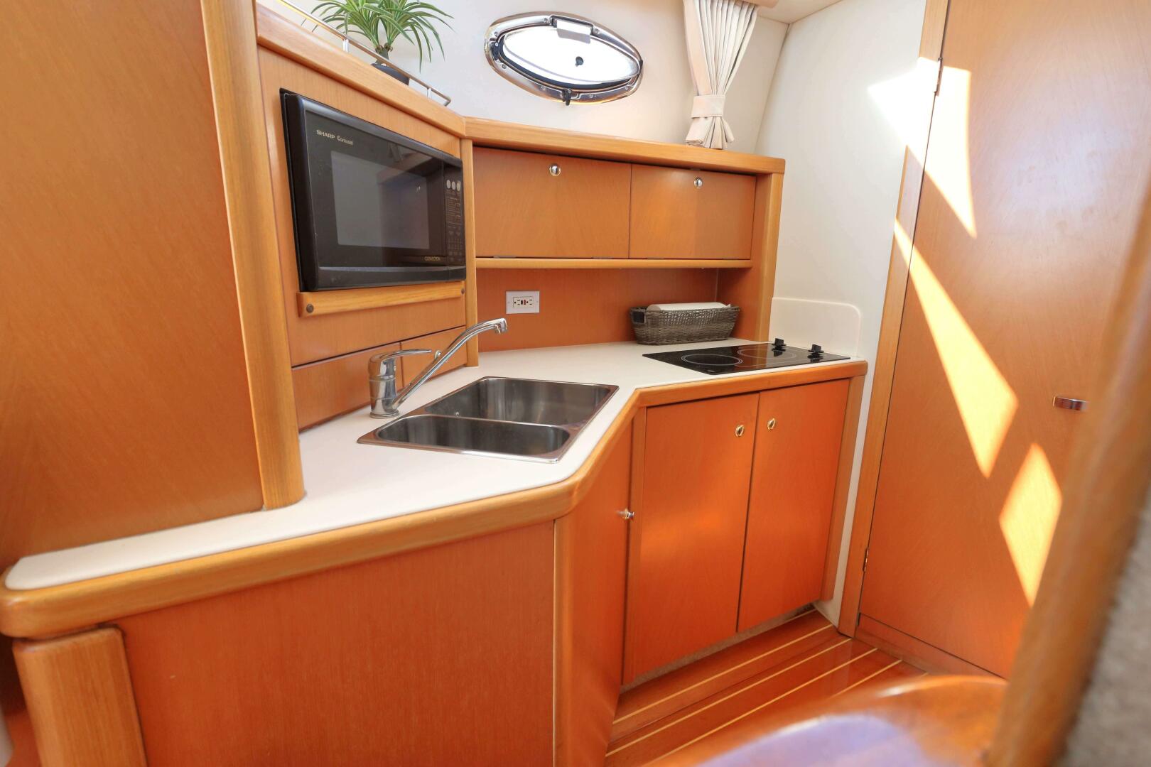 Slide: The Image of Sealine F37 2000 - 5473441