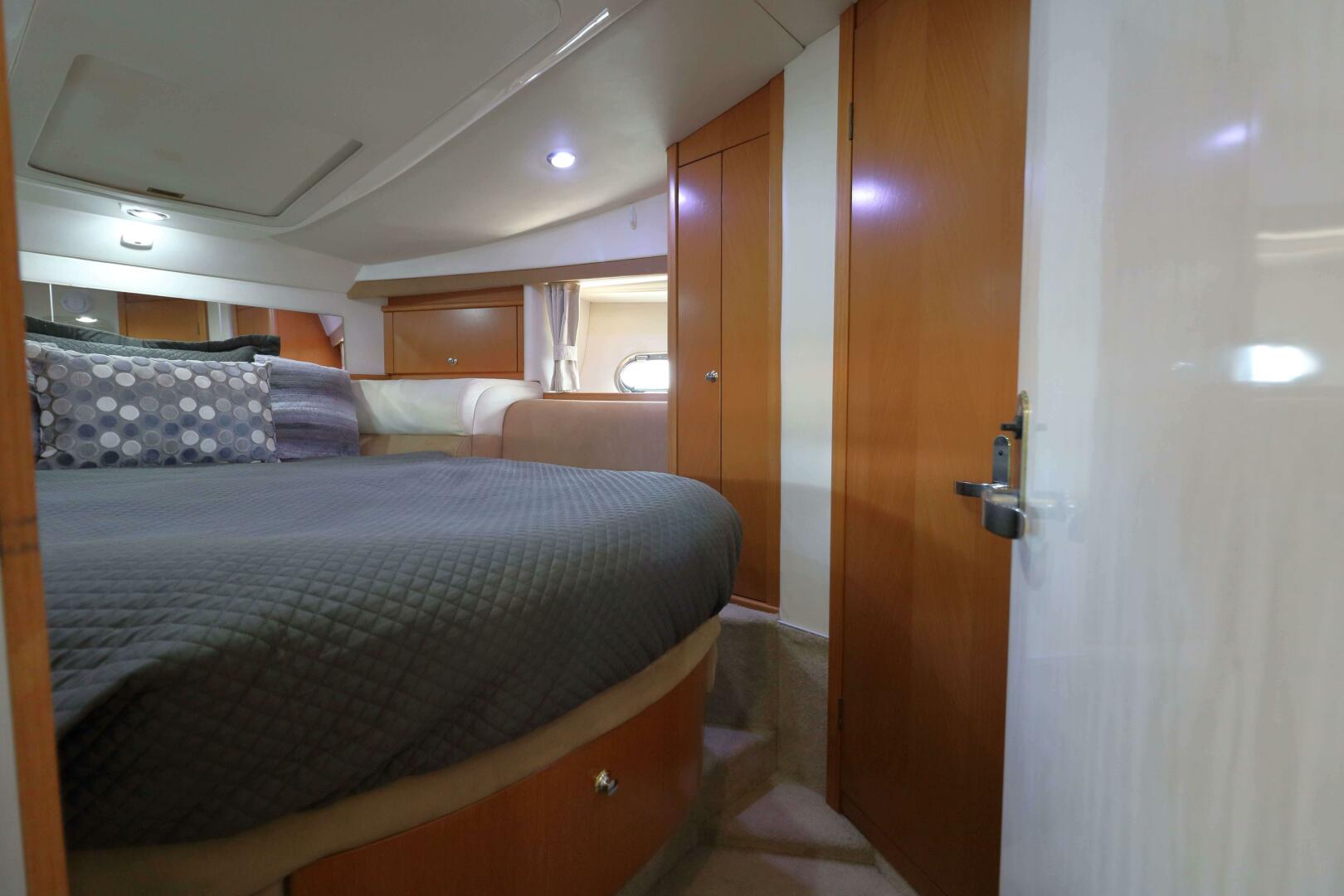 Slide: The Image of Sealine F37 2000 - 5473442