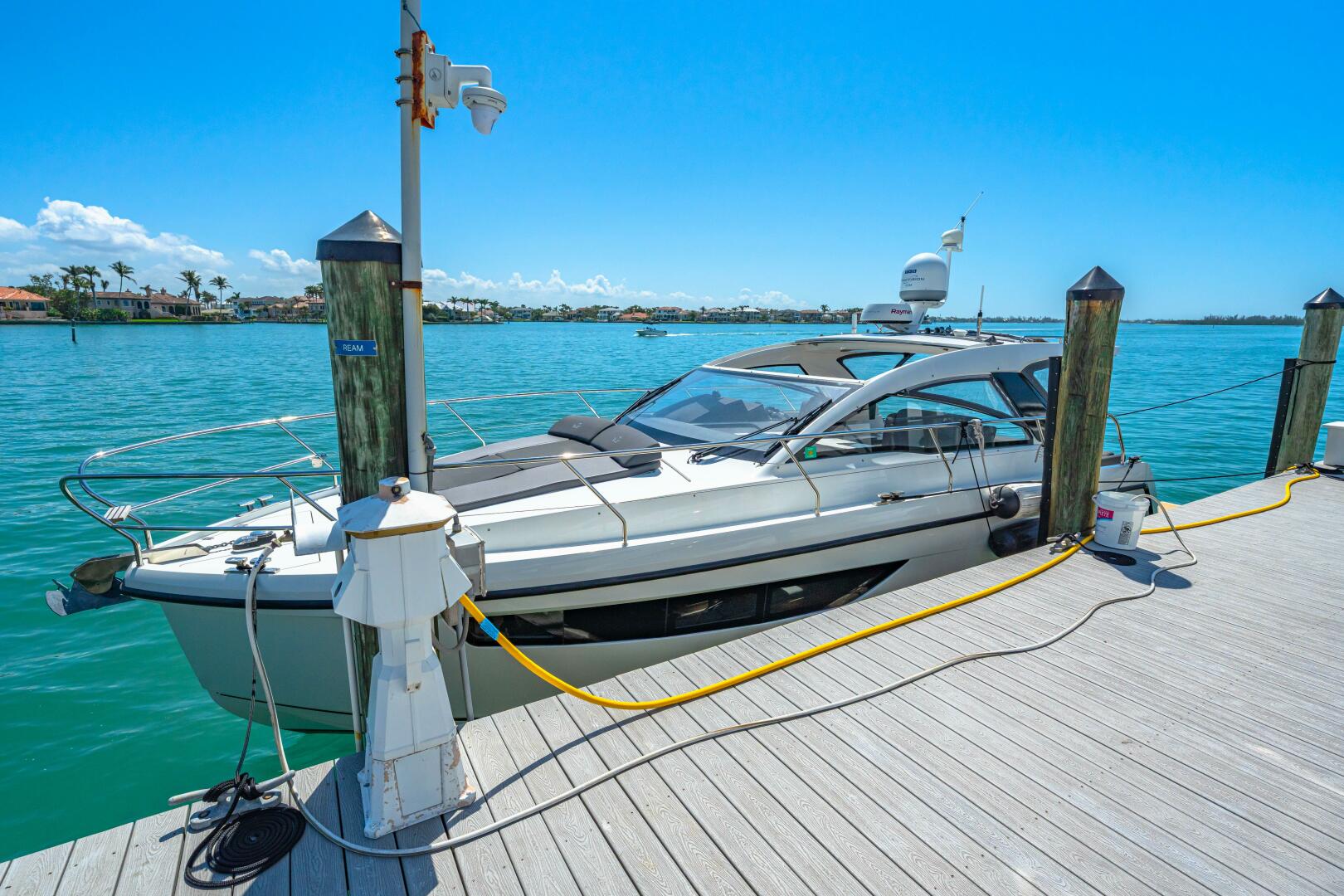 Slide: The Image of 2019 Sealine S330V 2019 - 5216705