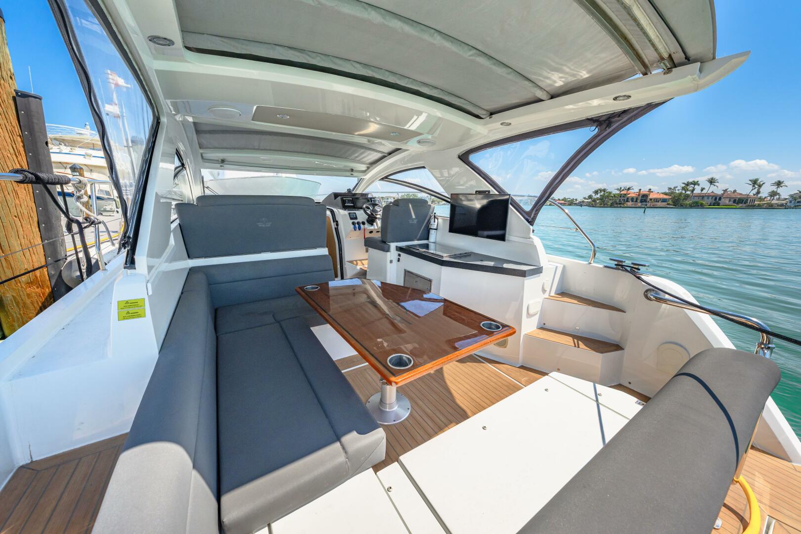 Slide: The Image of 2019 Sealine S330V 2019 - 5216710