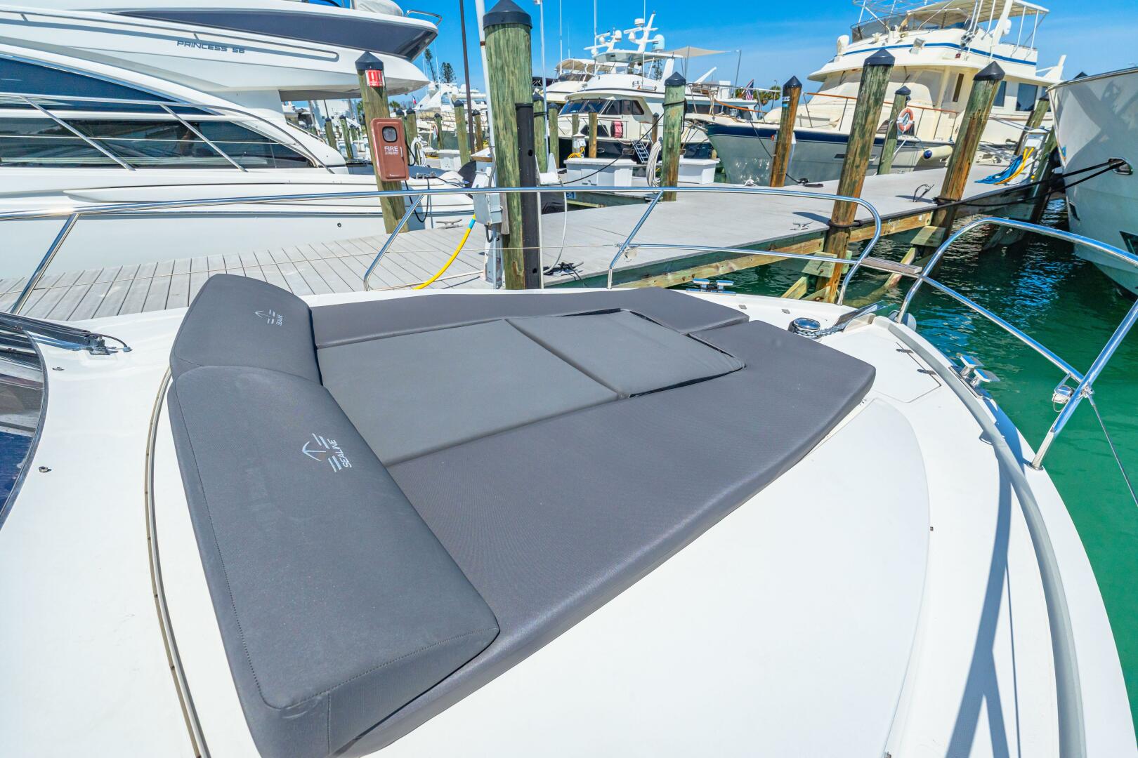 Slide: The Image of 2019 Sealine S330V 2019 - 5216719