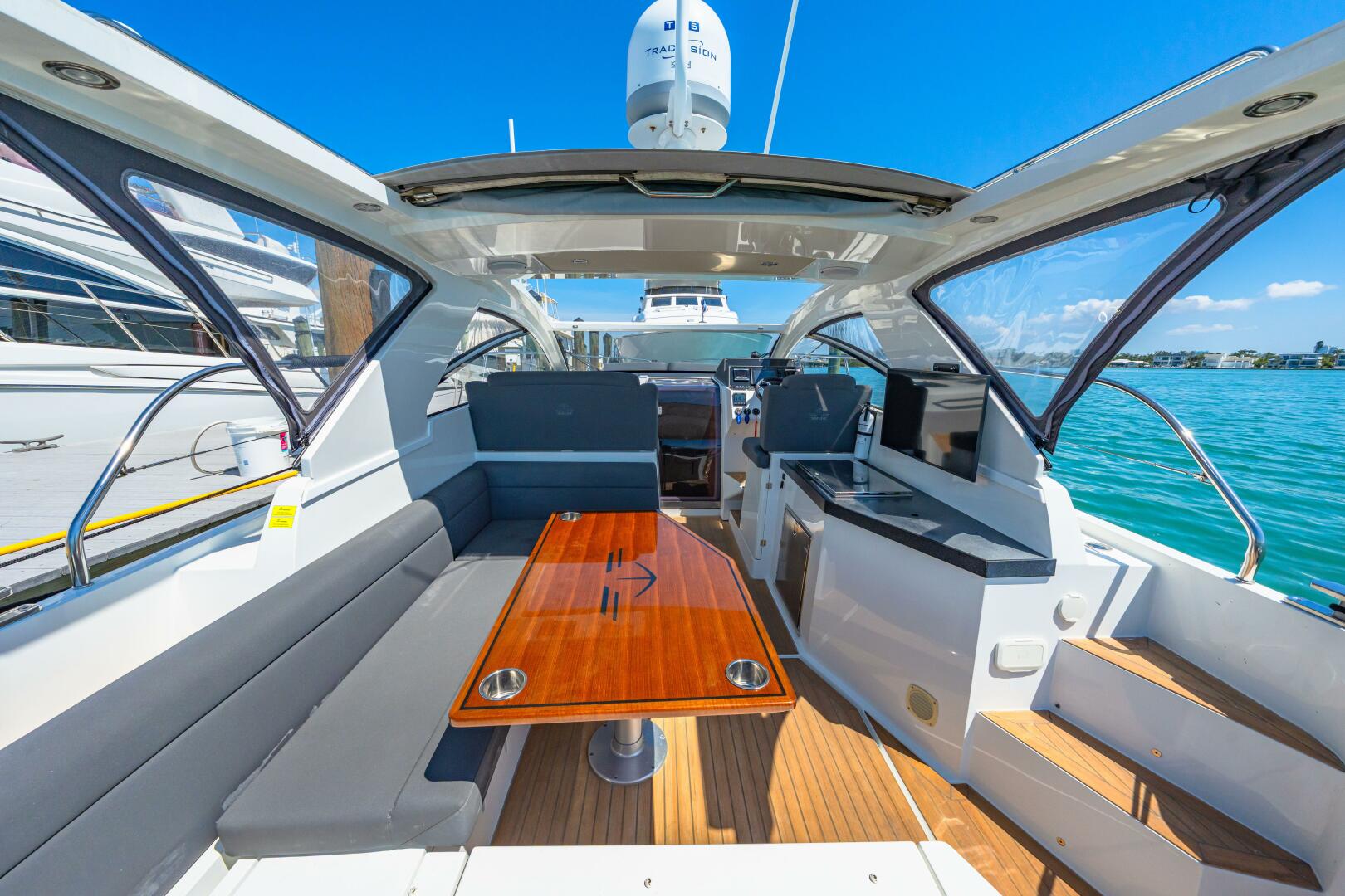 Slide: The Image of 2019 Sealine S330V 2019 - 5216724
