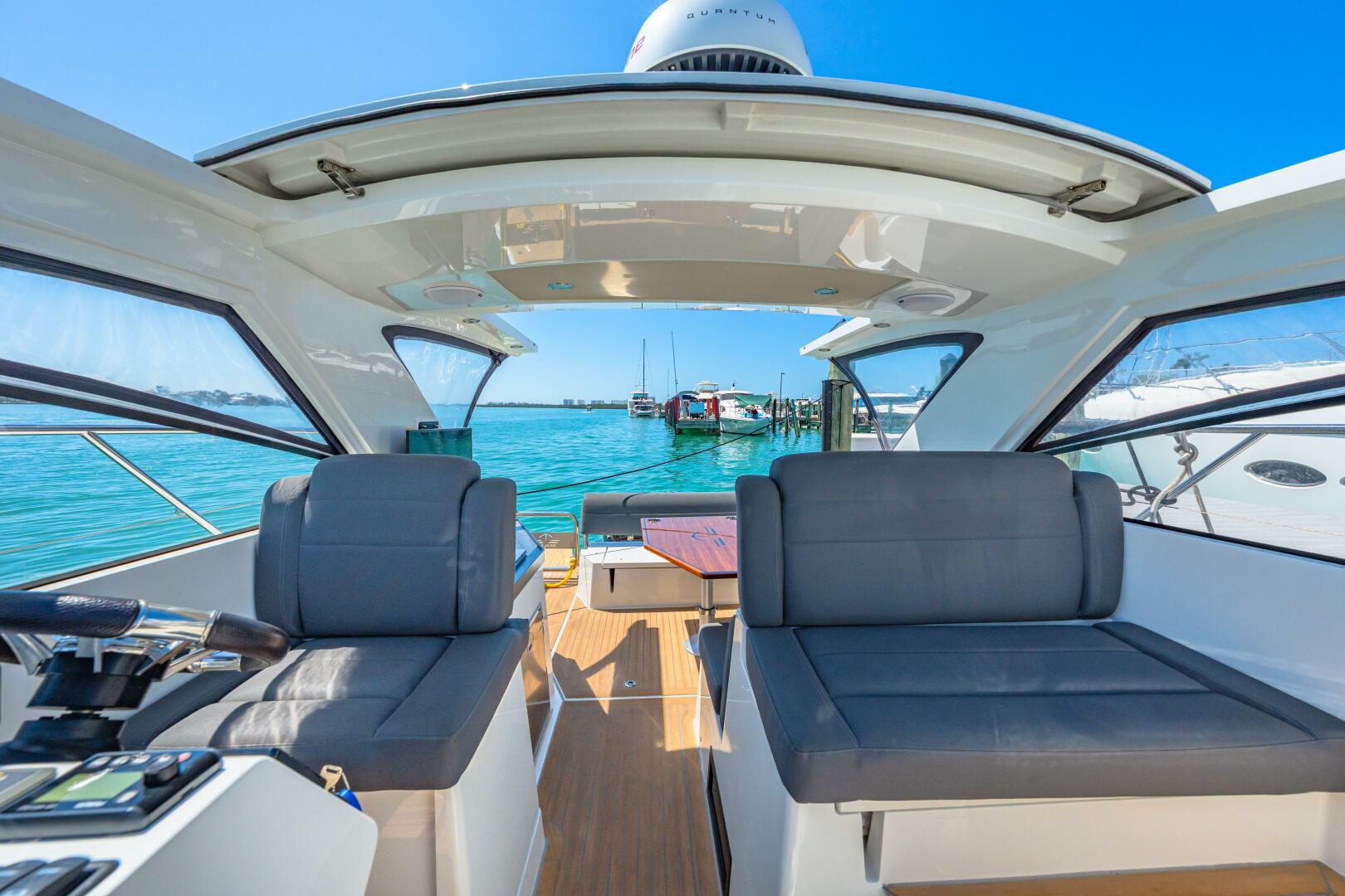 Slide: The Image of 2019 Sealine S330V 2019 - 5216726