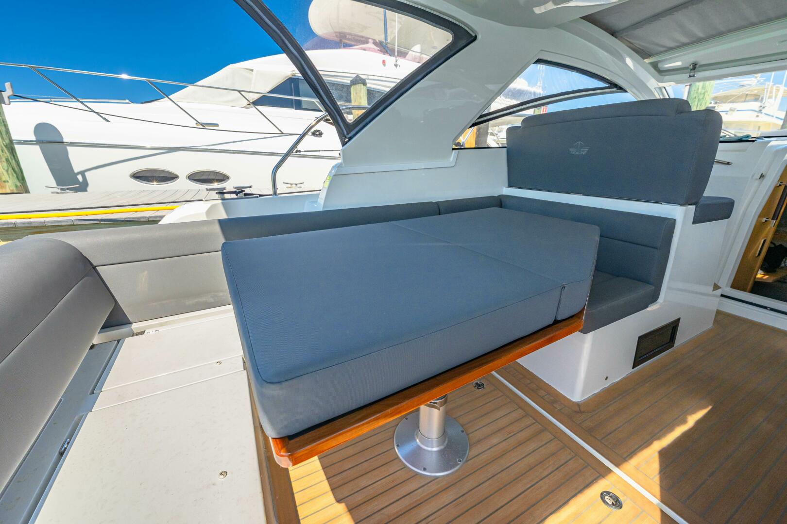 Slide: The Image of 2019 Sealine S330V 2019 - 5216727