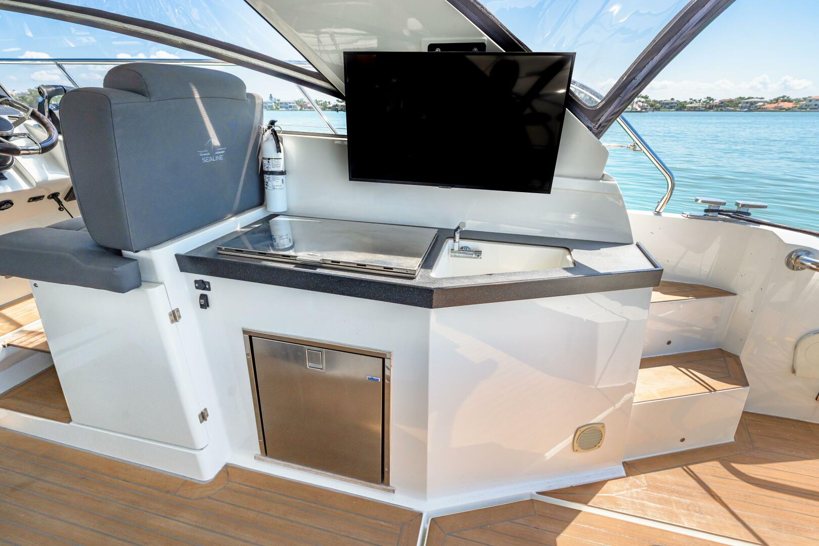 Slide: The Image of 2019 Sealine S330V 2019 - 5216730