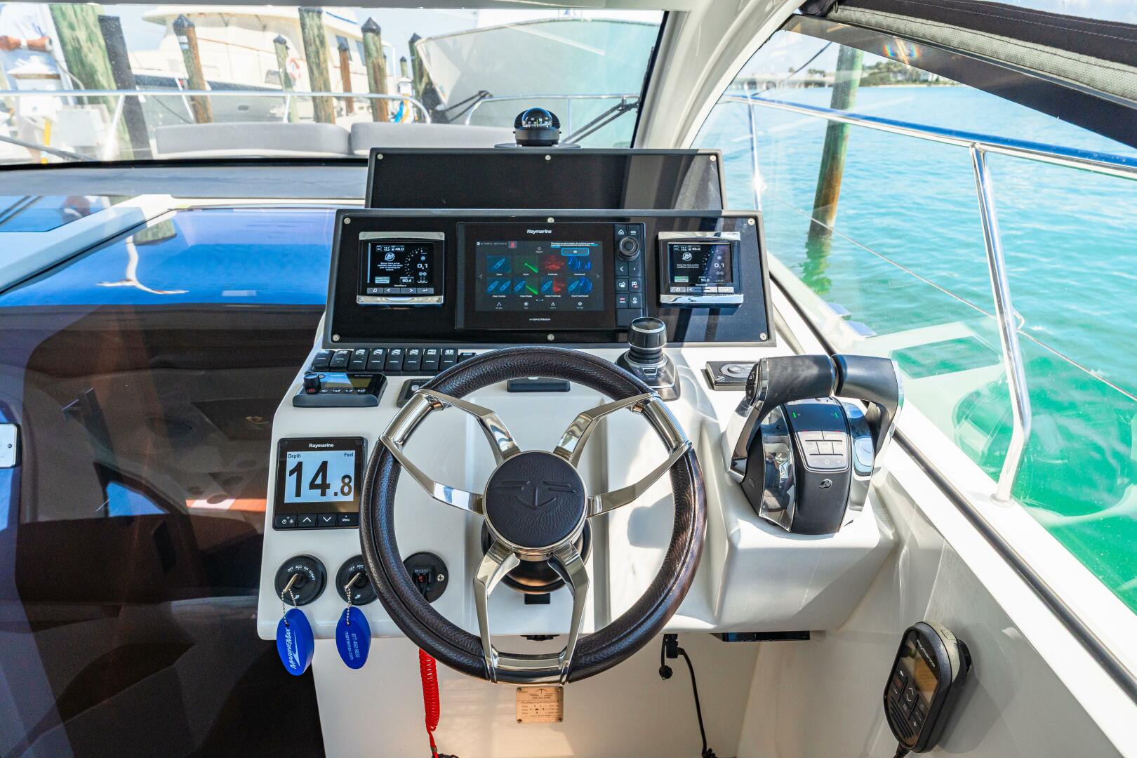 Slide: The Image of 2019 Sealine S330V 2019 - Helm - 5216654