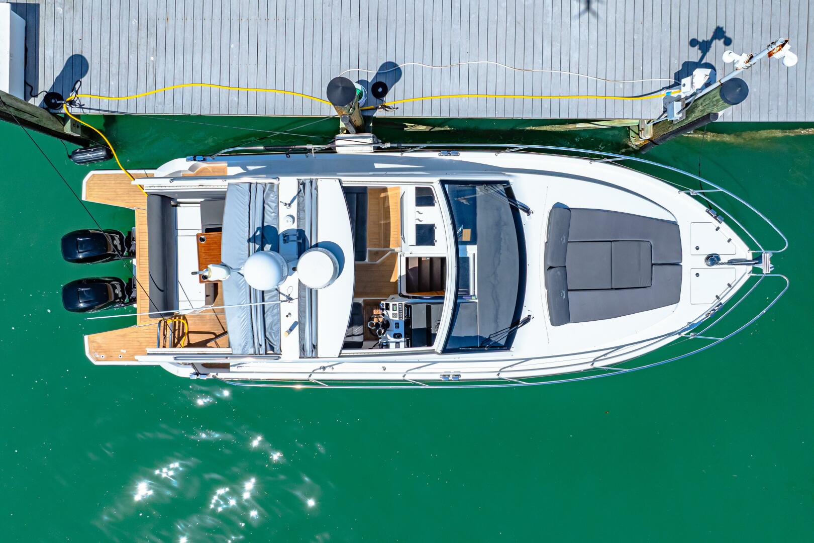 Slide: The Image of 2019 Sealine S330V 2019 - 5216669