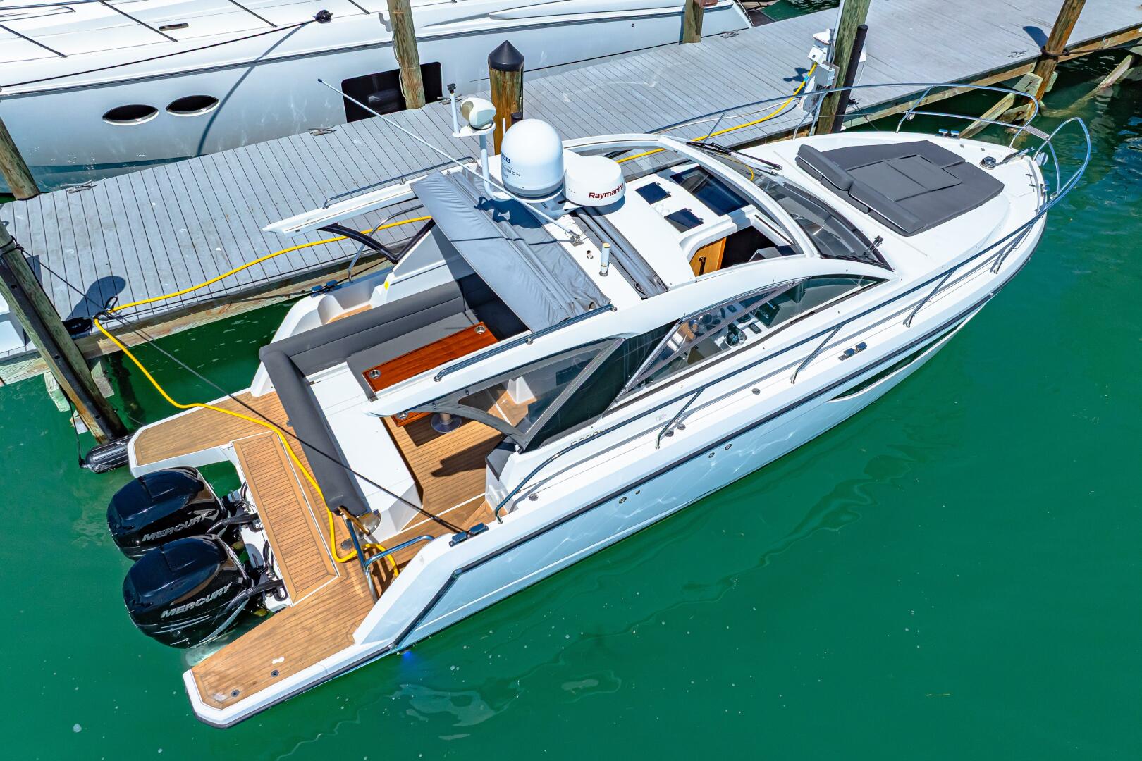 Slide: The Image of 2019 Sealine S330V 2019 - 5216672