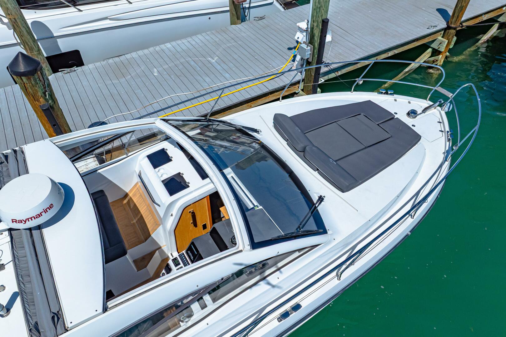 Slide: The Image of 2019 Sealine S330V 2019 - 5216684