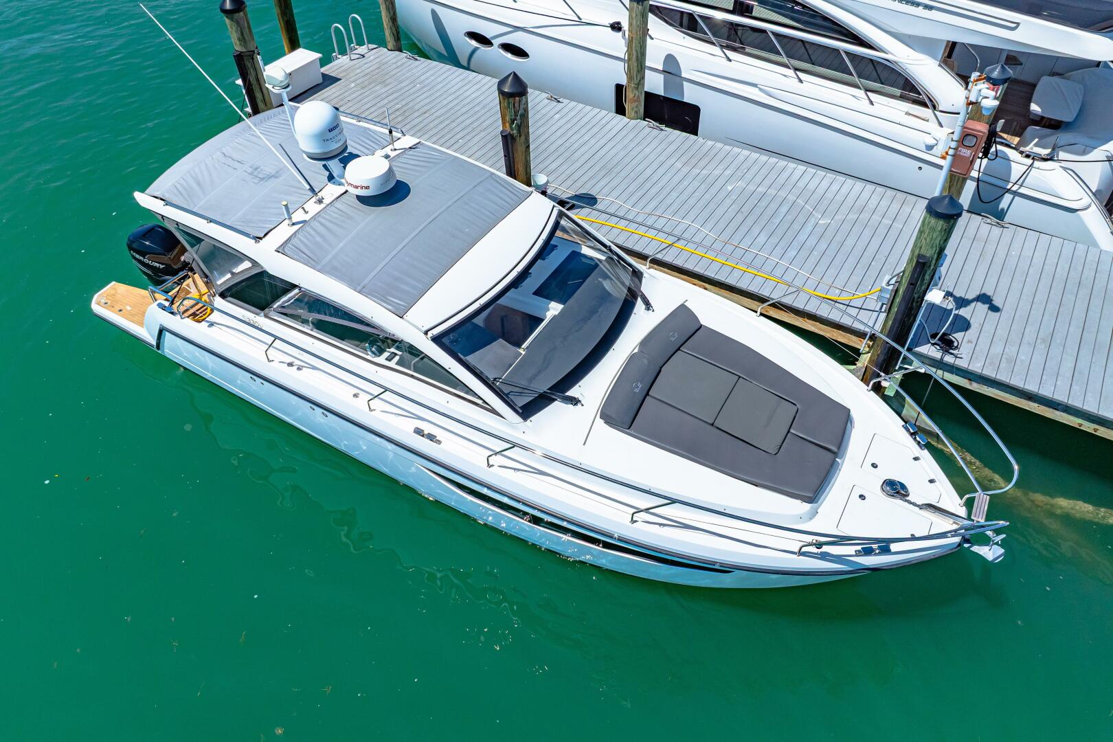 Slide: The Image of 2019 Sealine S330V 2019 - 5216692