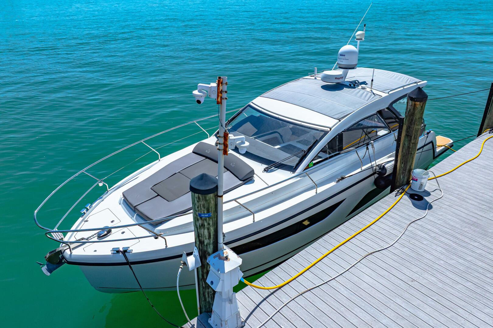 Slide: The Image of 2019 Sealine S330V 2019 - 5216703